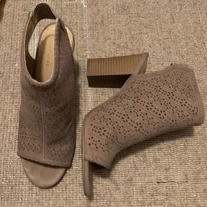 Cute shoes! Worn 2 times.